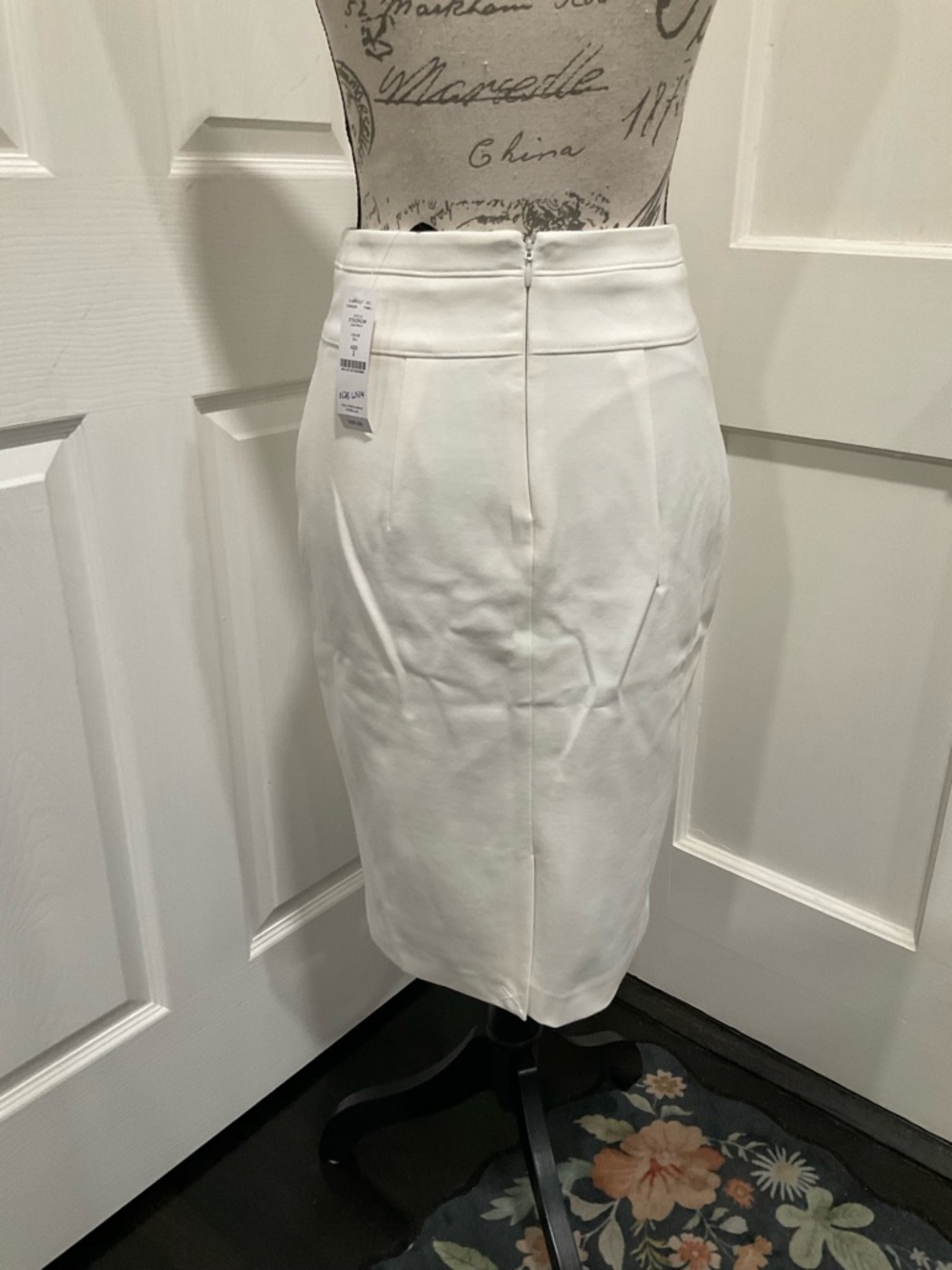 NWT WHITEHOUSE BLACK MARKET PERFECT FORM OFF WHITE PENCIL SKIRT - Picture 9 of 9